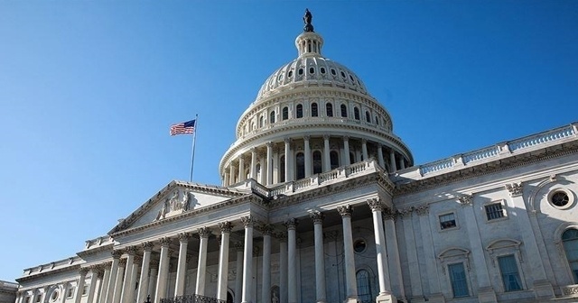 ABD Senatosu, yeni tip koronavirüs (Kovid-19) salgınının ekonomik etkilerine yönelik yaklaşık 900 milyar dolarlık destek paketi ile 1,4 trilyon dolarlık bütçe tasarısını onayladı.