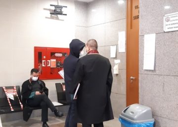 Yazar Metin Hara, 5 yıla kadar hapis istemiyle yargılandığı davada ifade verdi. Suçlamalardan dolayı yaralandığını söyleyen Metin Hara, “Sadece, hakkımda magazinsel haberler çıktığında kendimi burada buldum 14 yıldır yaptığım meslekte” dedi.