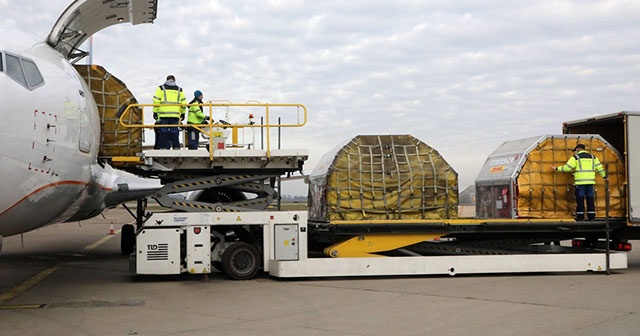 Yeni tip koronavirüse (Kovid-19) karşı geliştirilen Pfizer/BioNTech'in aşısının ilk partisi Balkan ülkesi Sırbistan'a ulaştı.